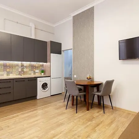 On Kopernyka Street 5 شقة